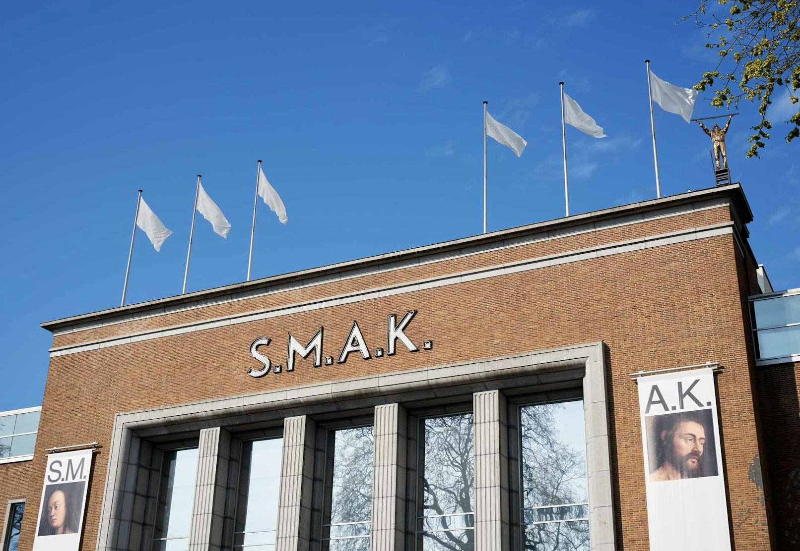 SMAK gevel witte vlaggen photo Dirk Pauwels 3
